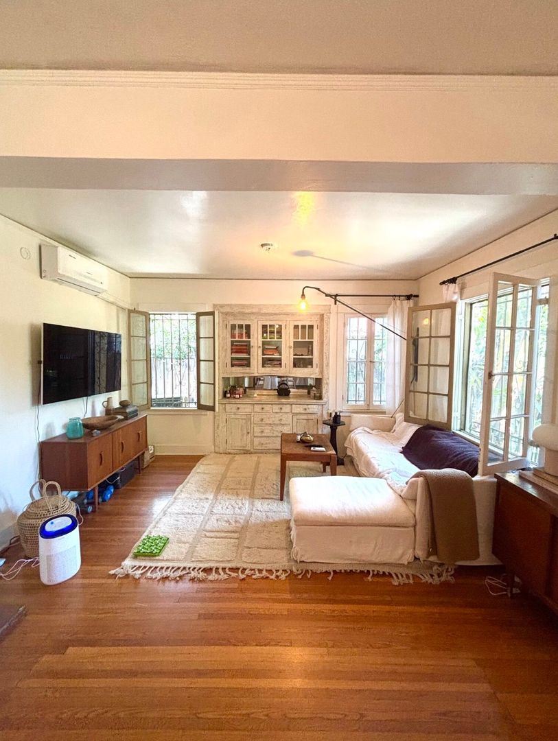 West Hollywood Apartment: 907 N Genesee Ave