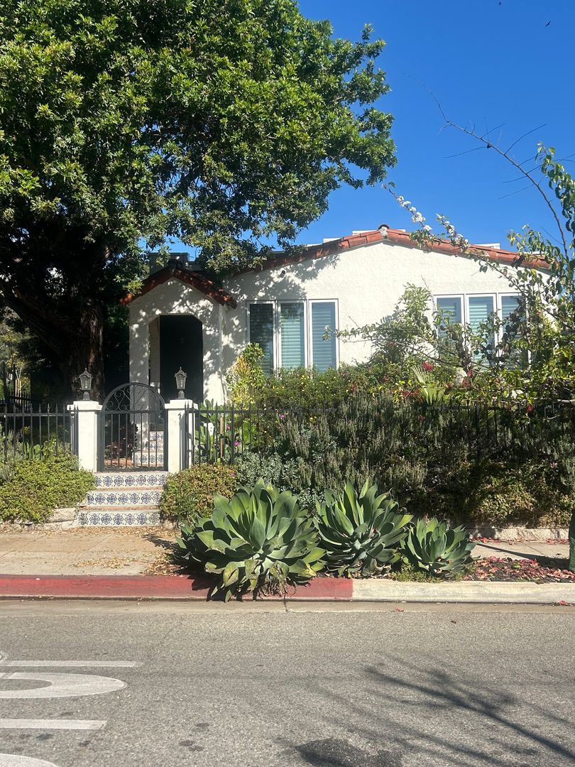West Hollywood House: 8975 Dicks St