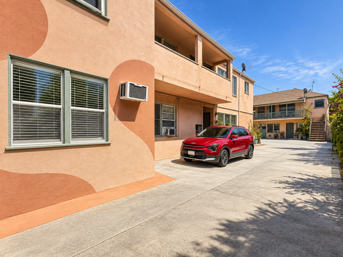 Los Angeles Apartment: 1822 Hillhurst Ave