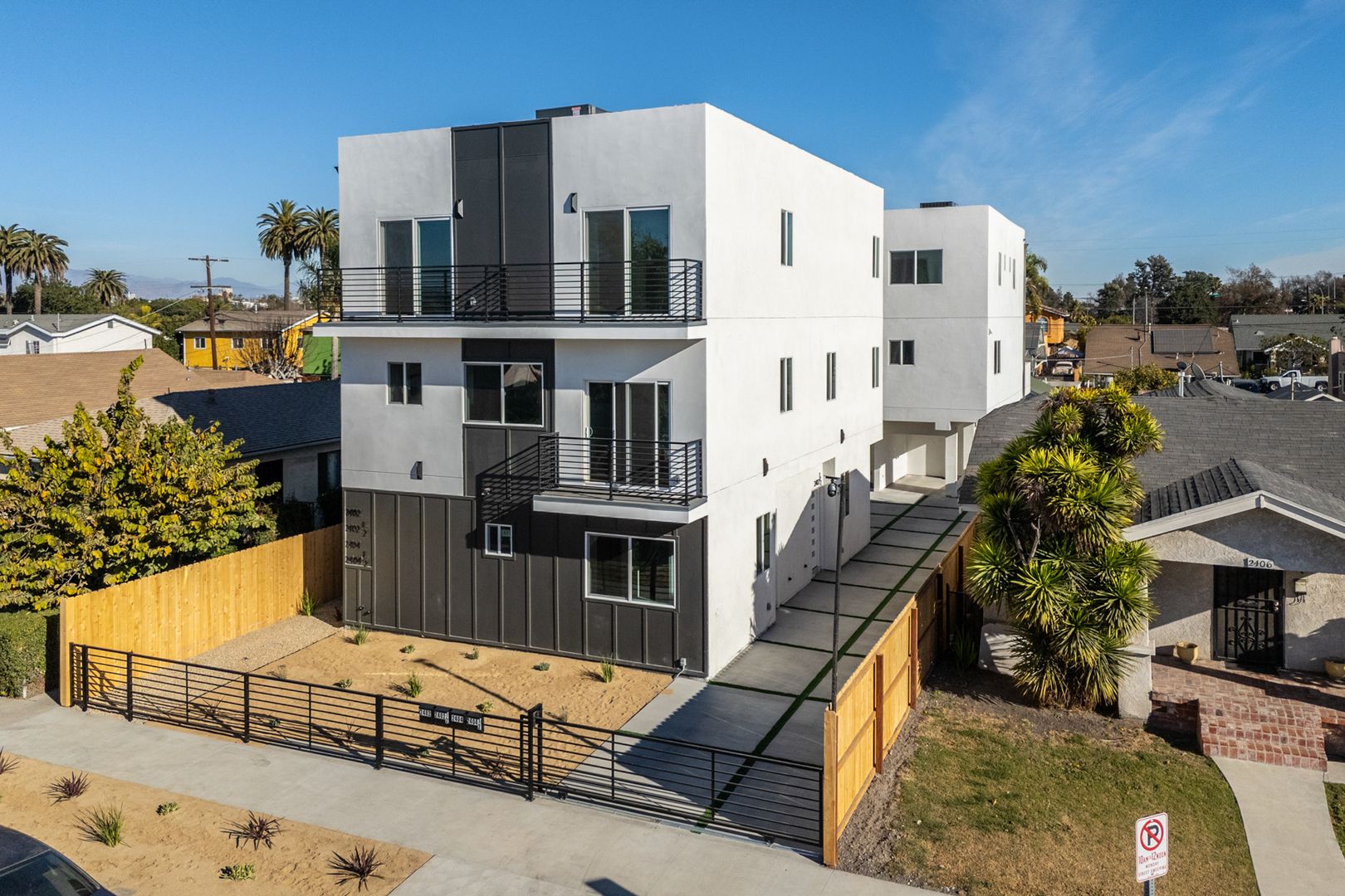 Los Angeles Apartment: 2404 S Cochran Ave
