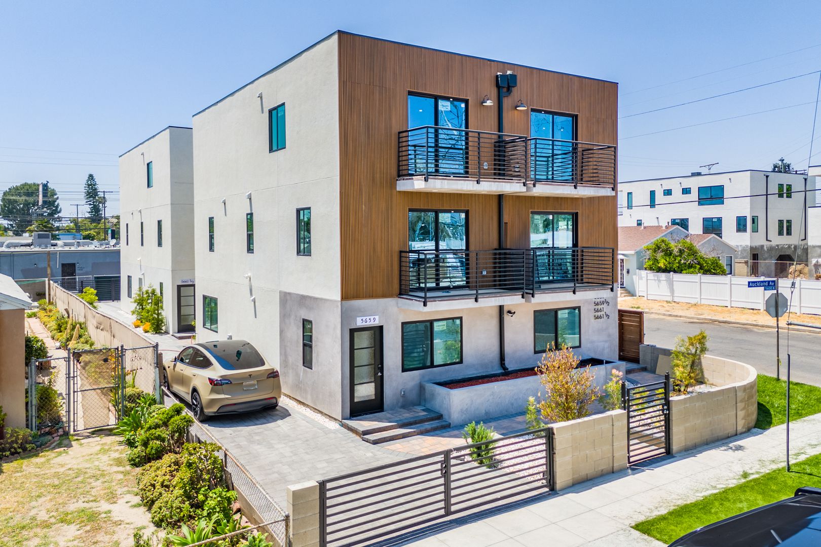 North Hollywood Apartment: 5659 Auckland Ave