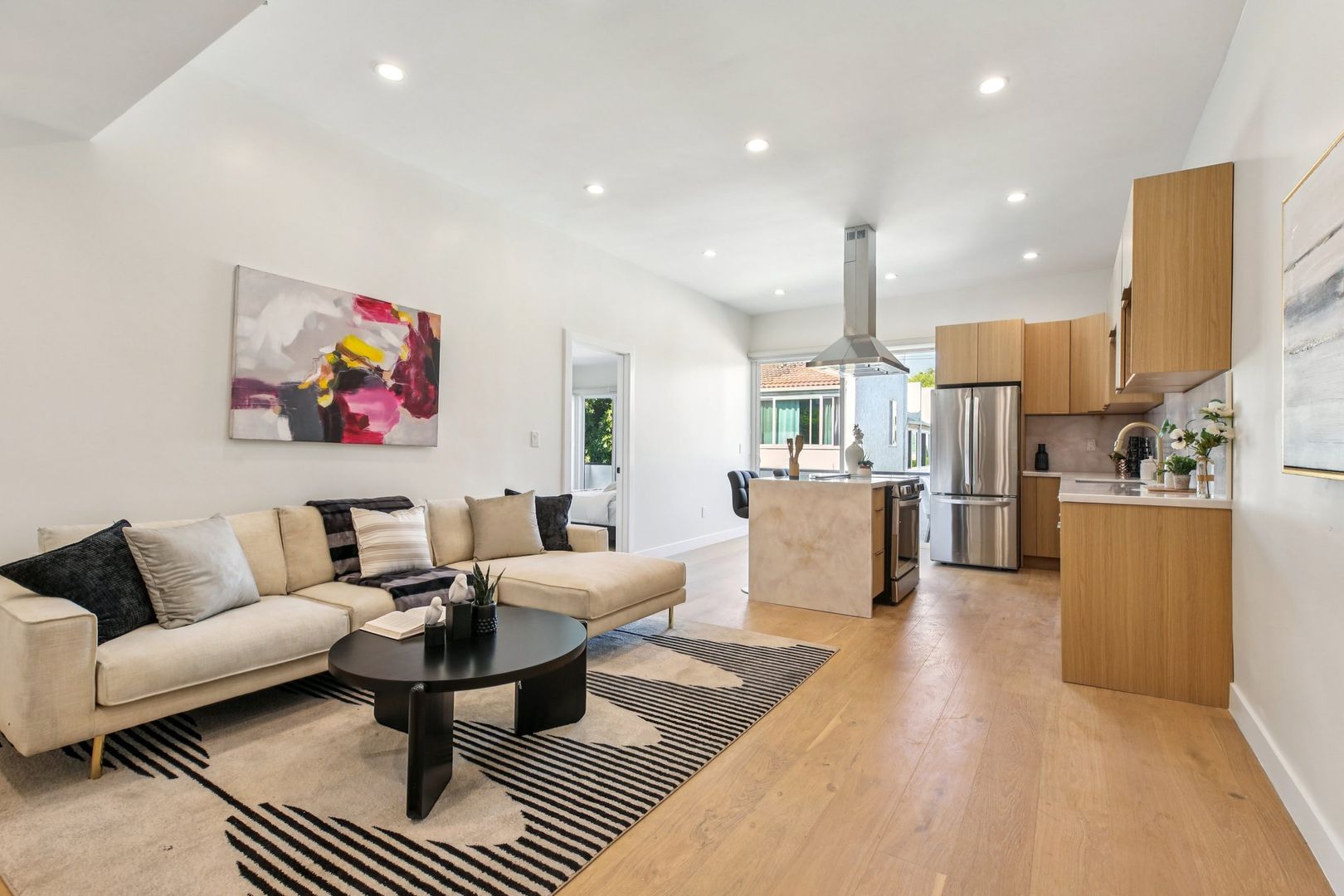 Los Angeles Apartment: 1824 Fairburn Ave