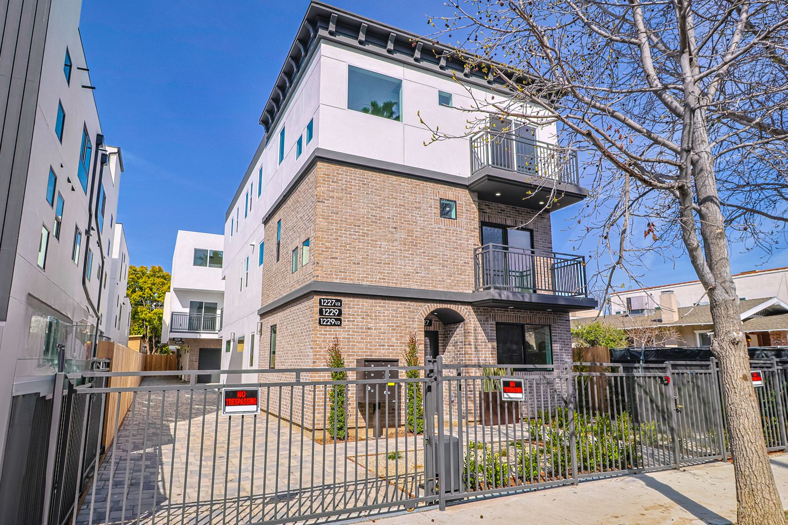 Los Angeles Apartment: 1227 N June St