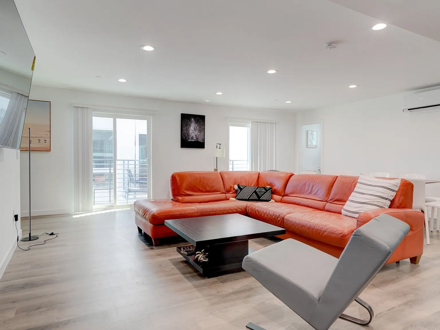 Los Angeles Apartment: 1875 W 20th St