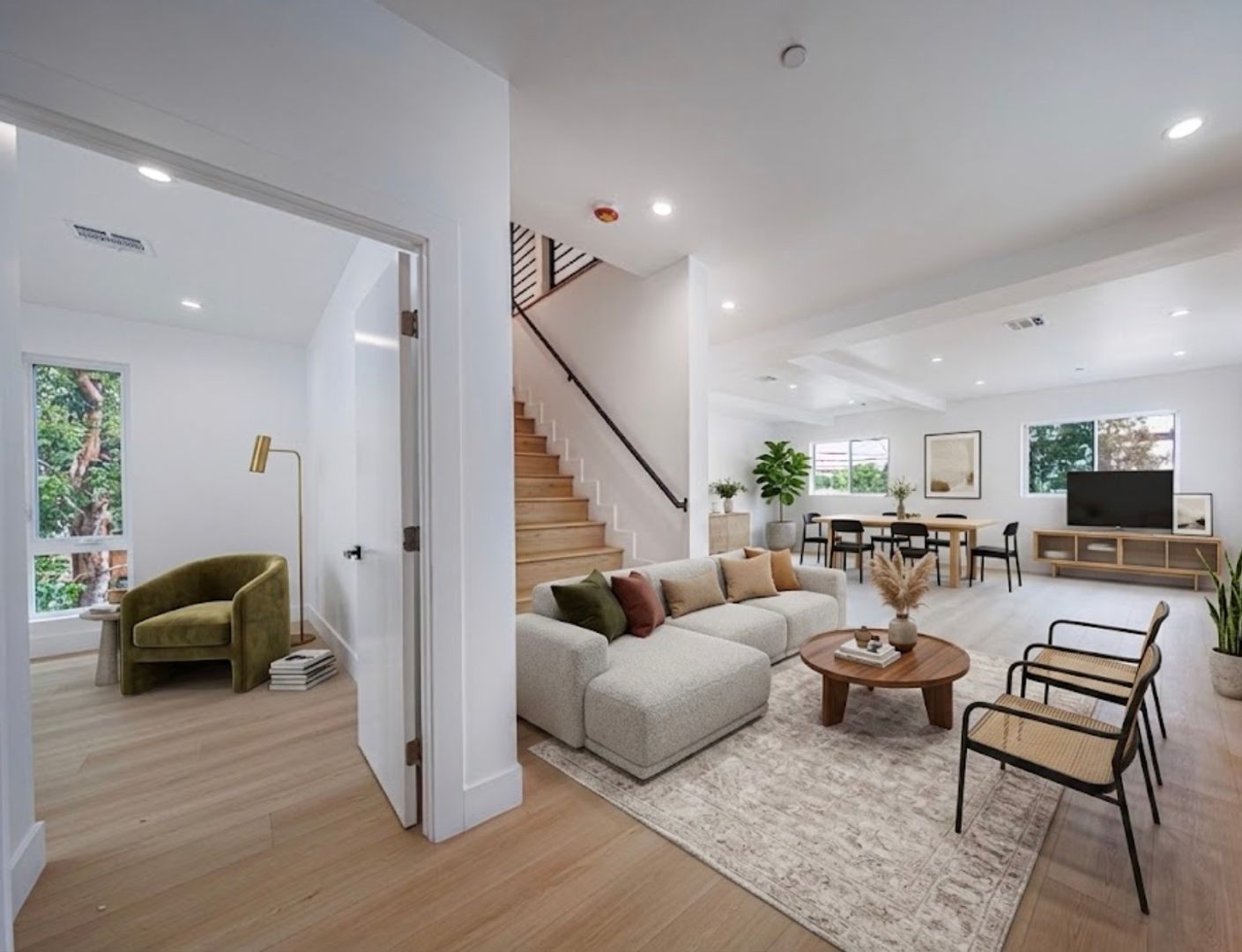 Los Angeles Apartment: 5187 W 21st St