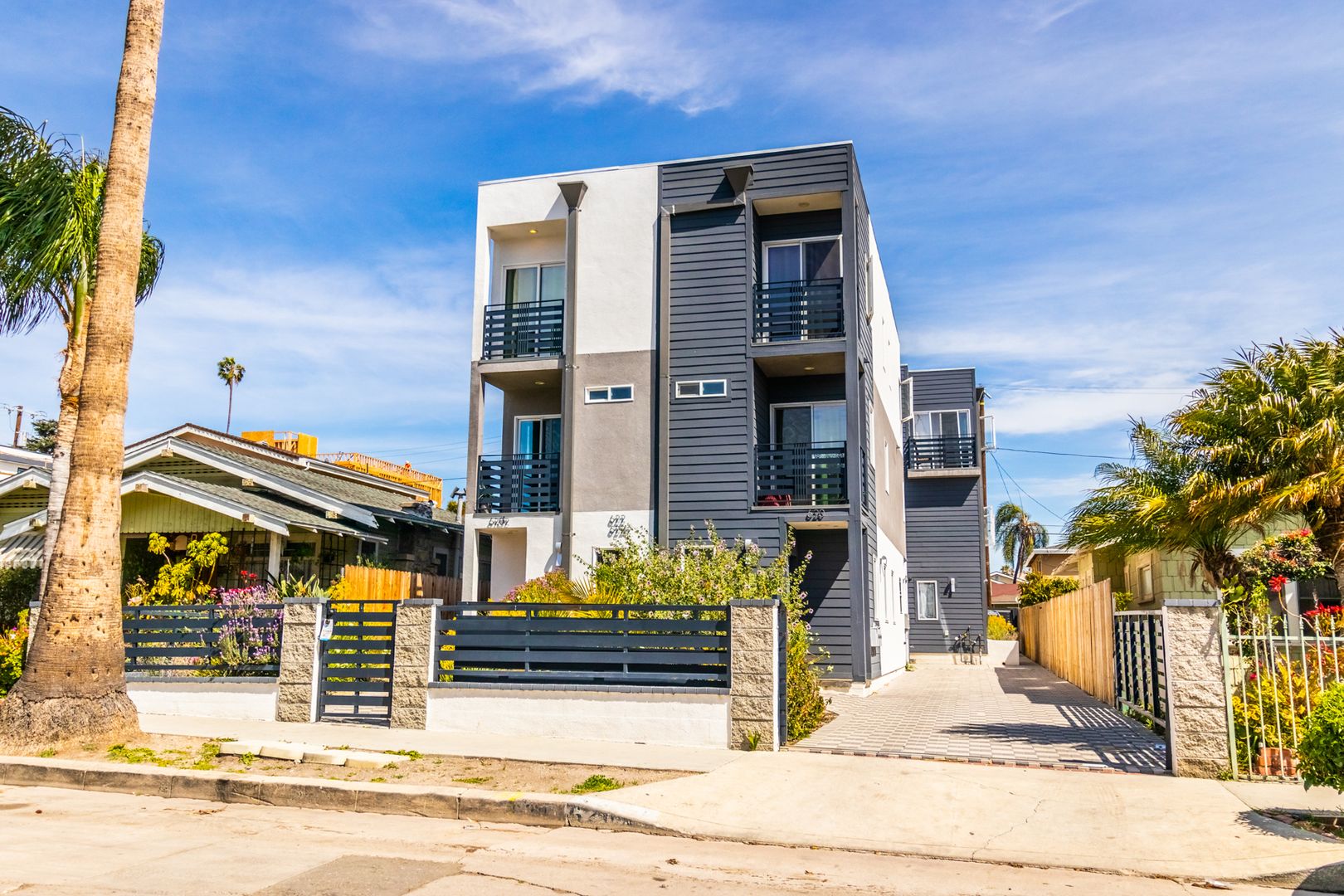 Los Angeles Apartment: 620 N Serrano Ave