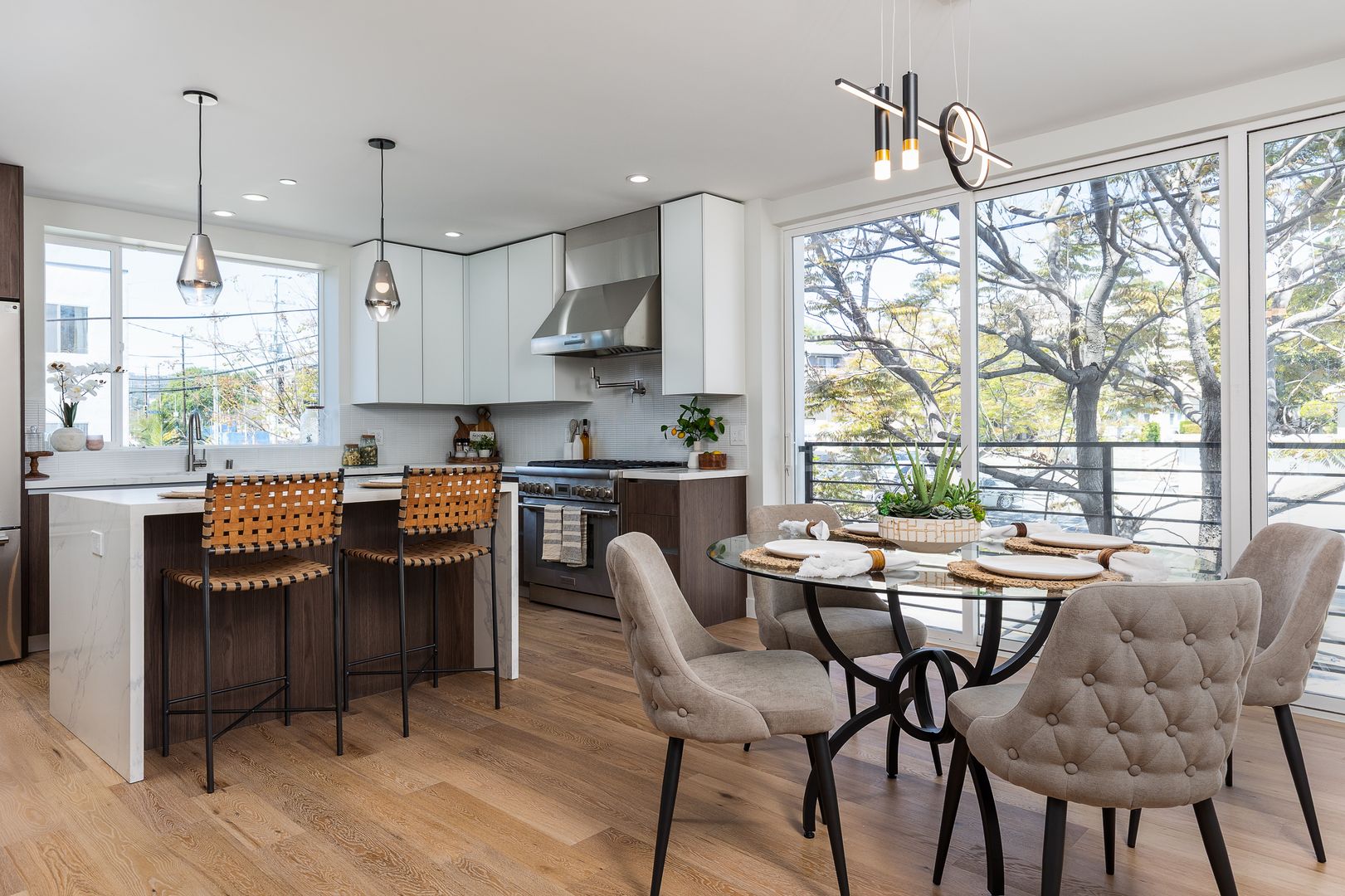 Los Angeles Apartment: 2820 Rowena Ave