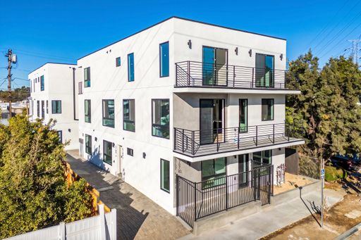 4-BD 3-BH MODERN TOWNHOME IN NORTH HOLLYWOOD! 1 MONTH FREE!! – photo 1
