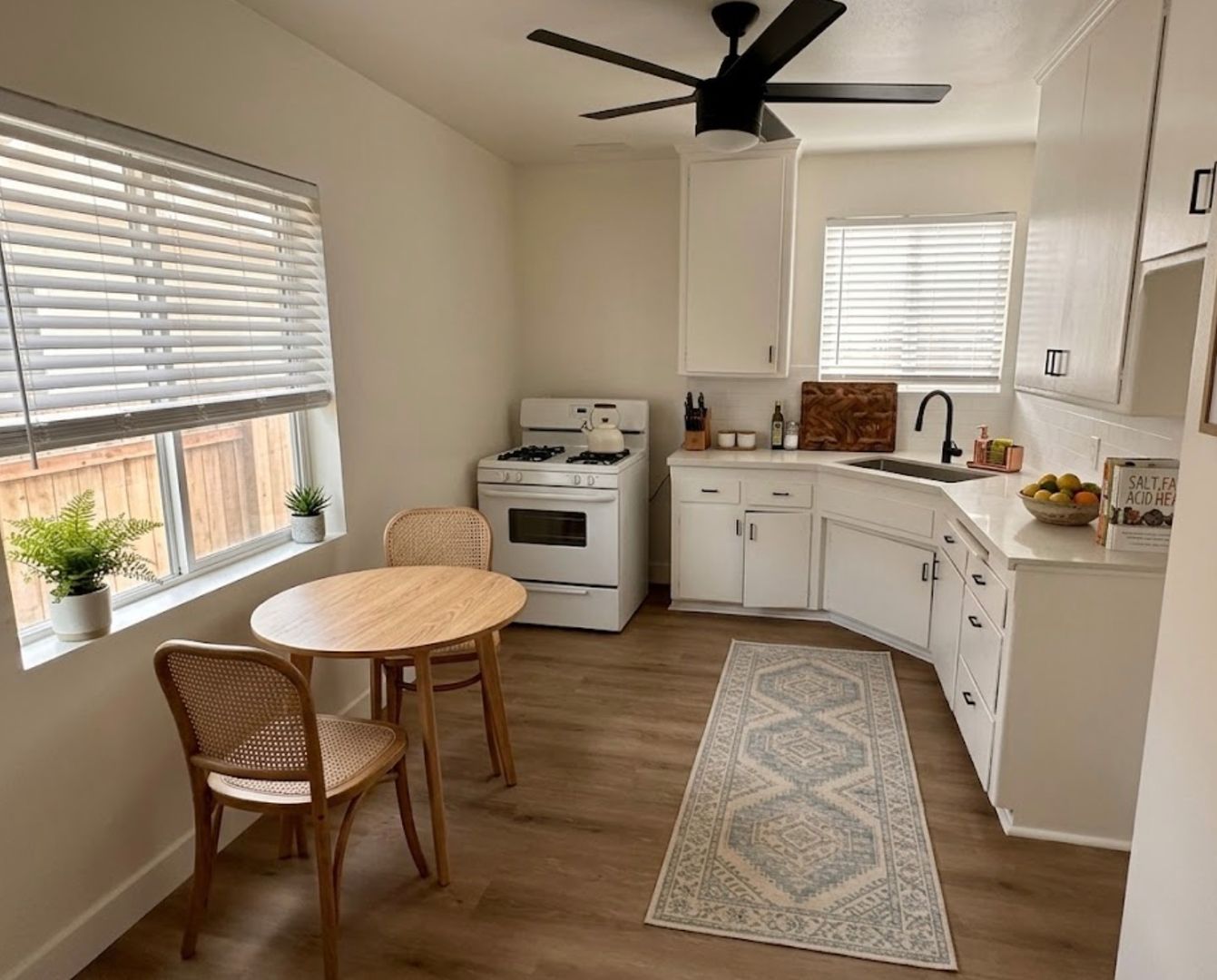 Burbank Apartment: 7603 North Hollywood Way
