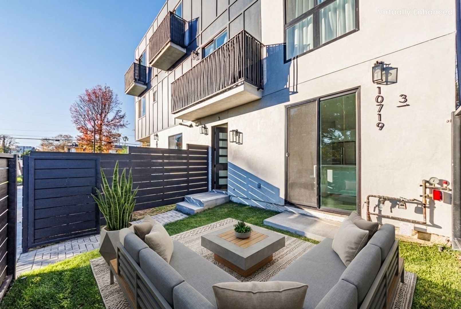 North Hollywood Apartment: 10717 Addison St