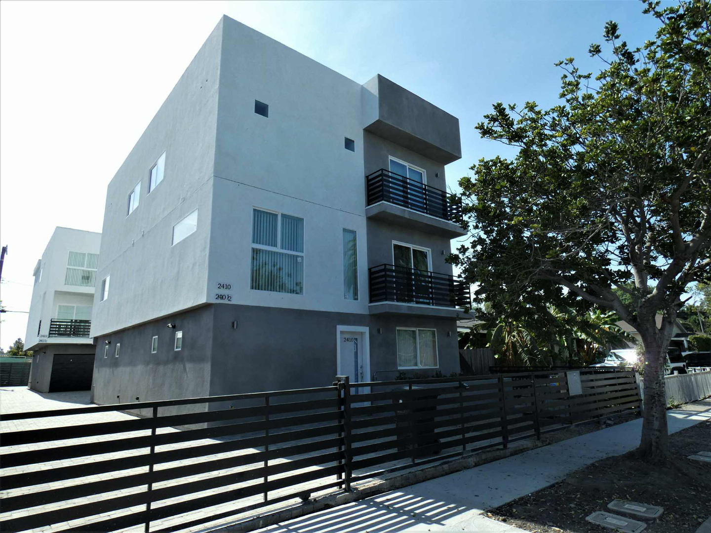 Los Angeles Apartment: 2410 Carmona Ave