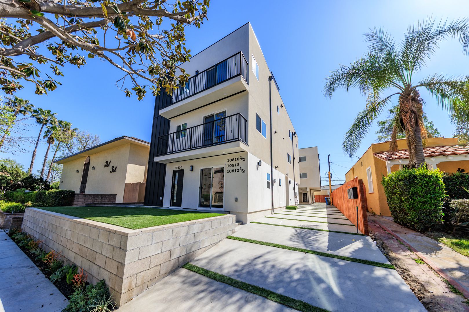 North Hollywood Apartment: 10810 Hesby Street