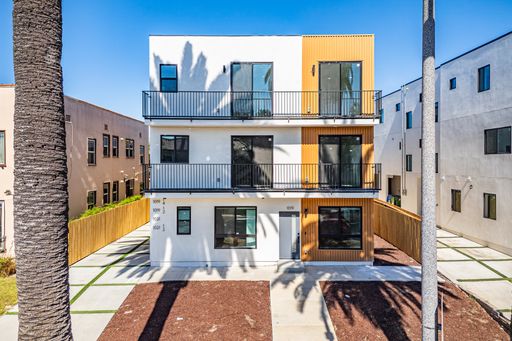 Gorgeous 3 Bed/3Bath One Story Townhome with Private Yard near Miracle Mile/Hancock Park-ONE MONTH FREE – photo 1