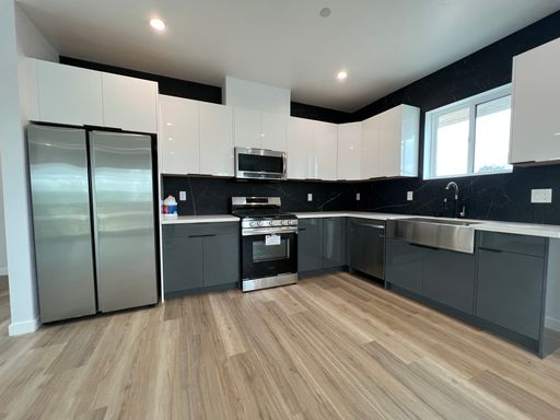 4-Bedroom, 4-Bath Spacious Unit + Den with Garage – photo 1