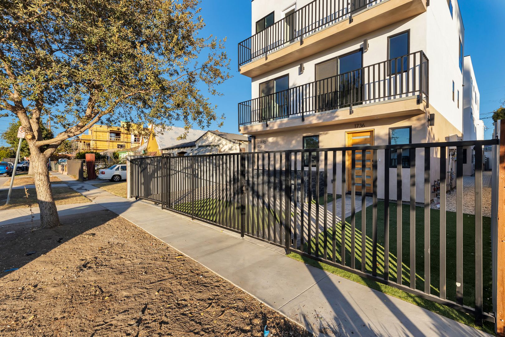 Los Angeles Apartment: 1734 Carmona Ave