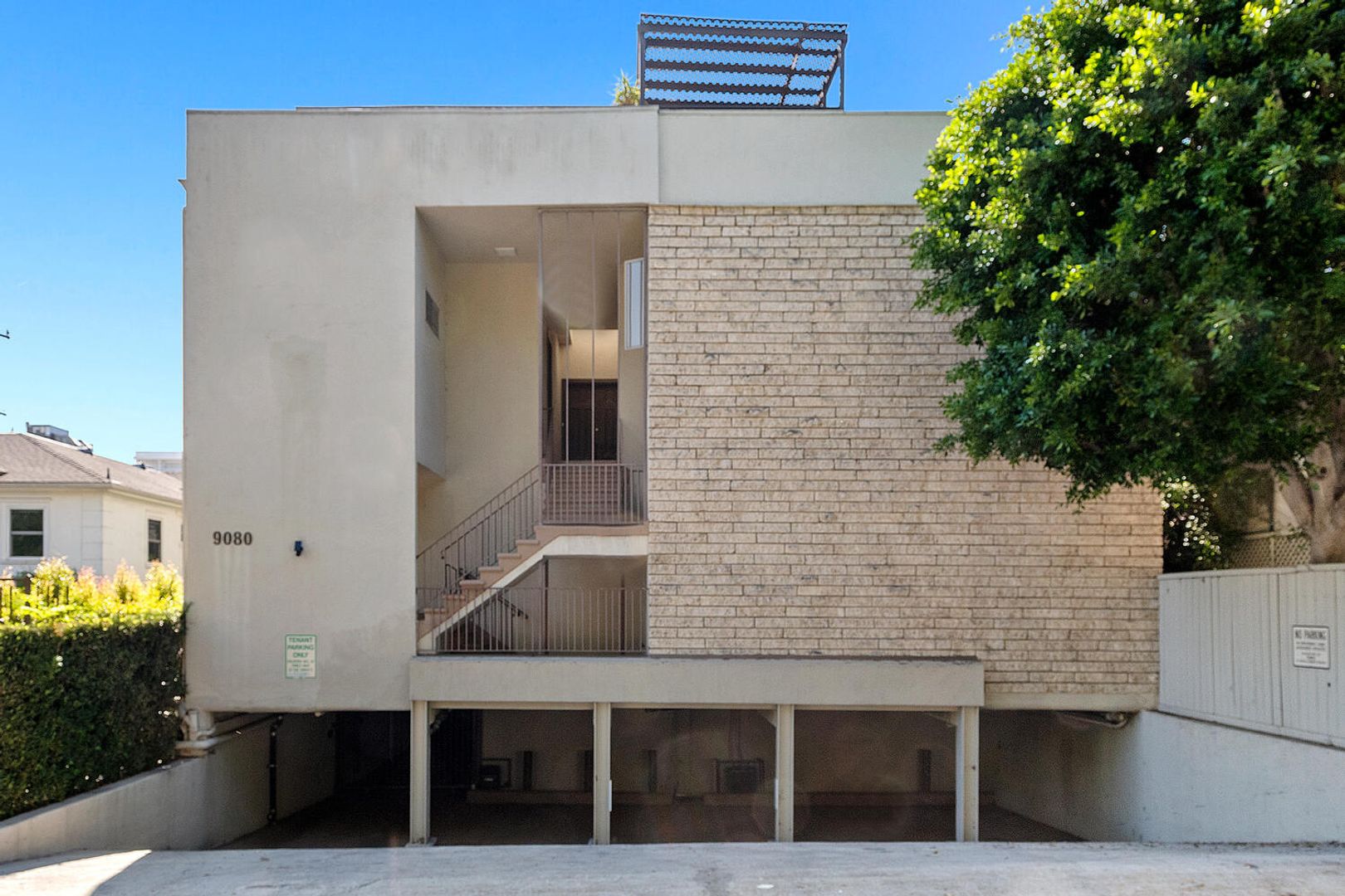 Los Angles Apartment: 9080 Shoreham Dr.