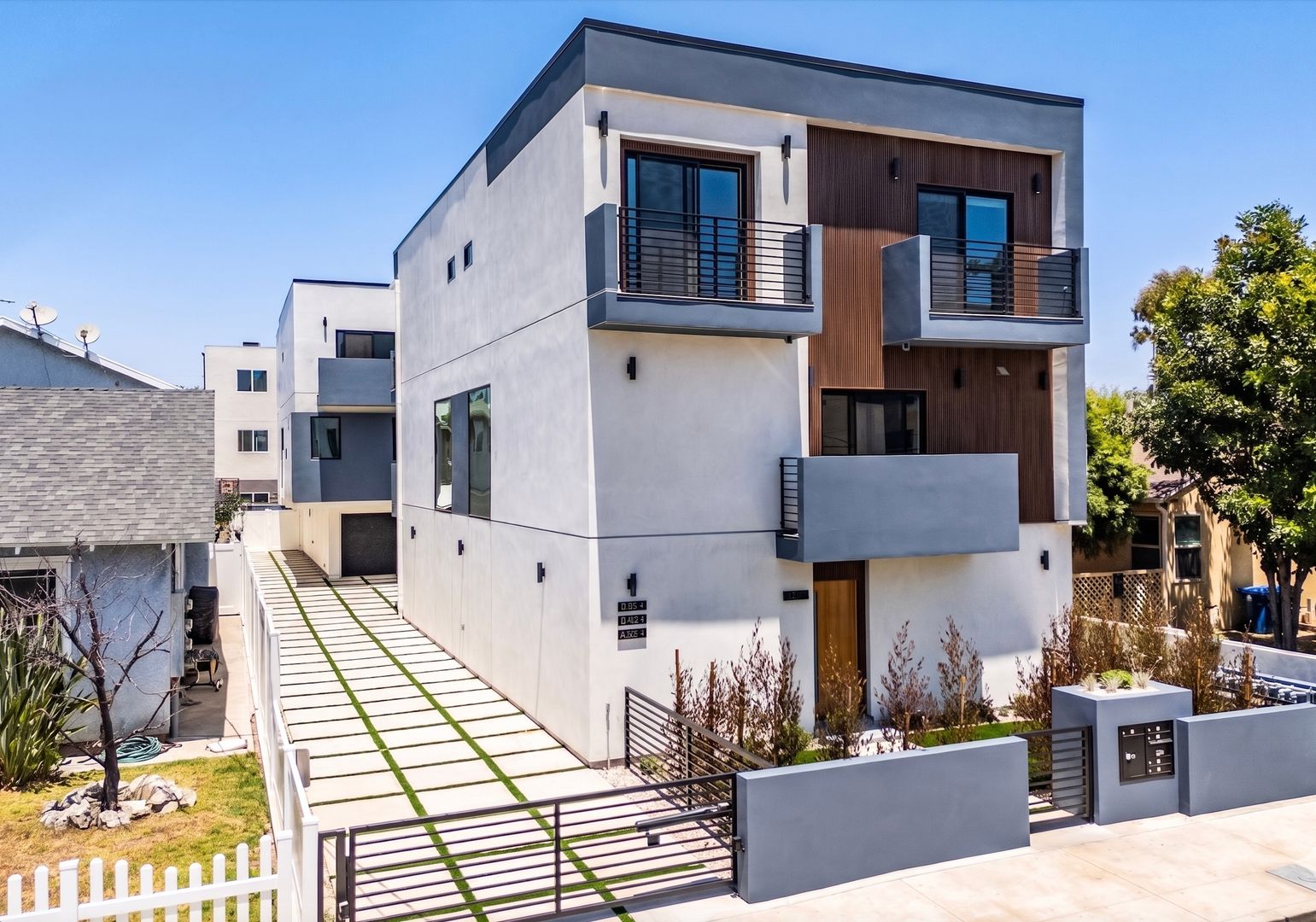 North Hollywood Apartment: 11311 Collins St