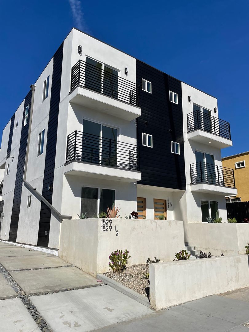 Los Angeles Apartment: 1529 Winona Blvd - Unit #1529