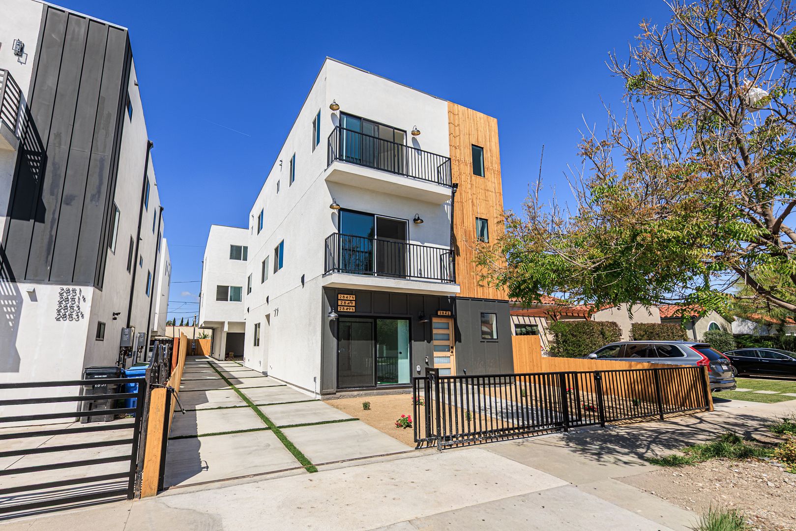 Los Angeles Apartment: 2847 S. Victoria Ave