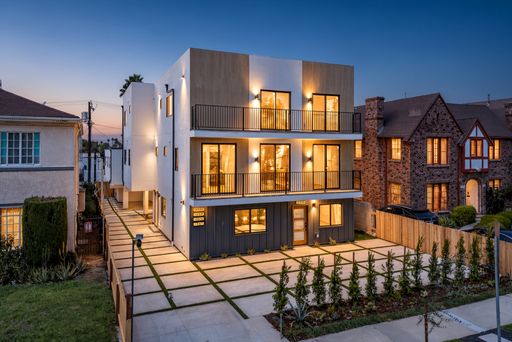 Gorgeous 4 bed/3 Bath Townhome in Prime Location-ONE MONTH FREEE – photo 1