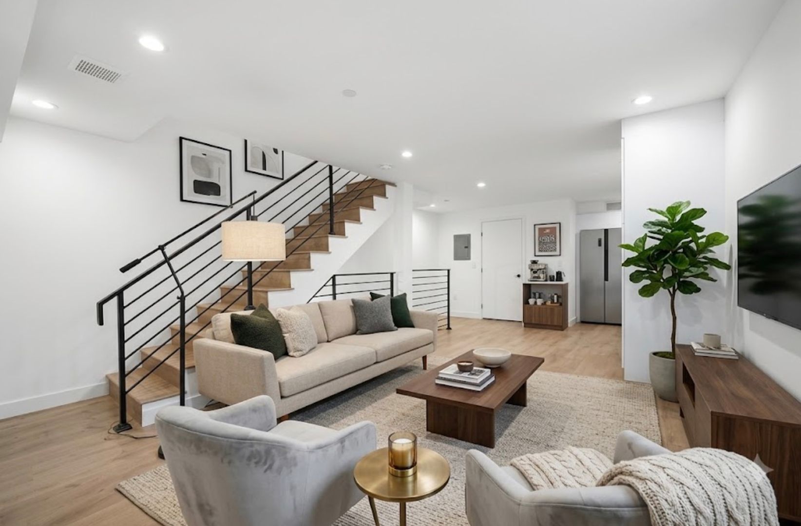 Los Angeles Apartment: 171 S Hoover St