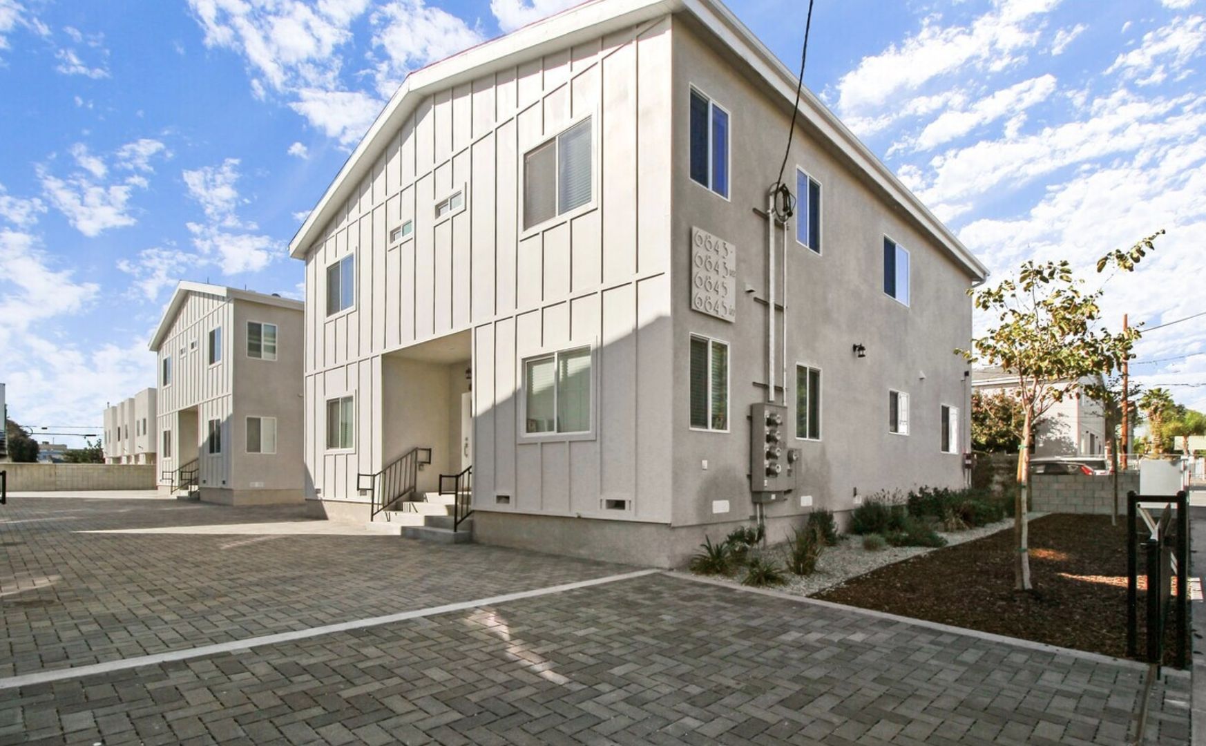 North Hollywood Apartment: 6841 Radford Ave