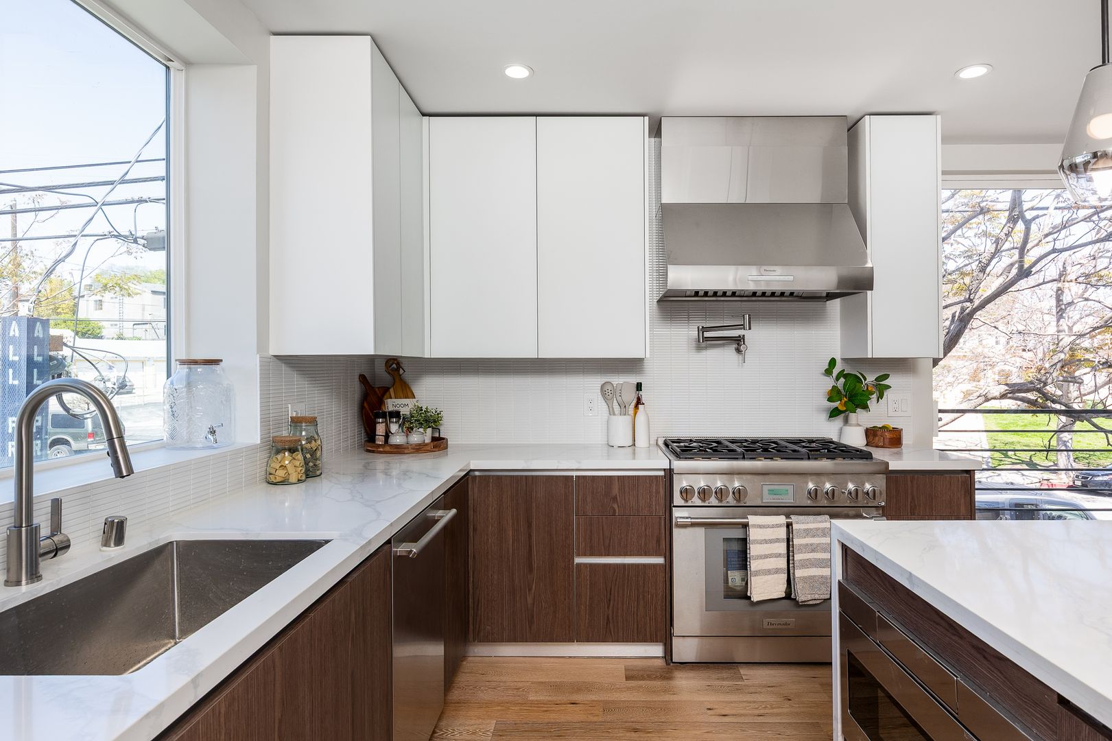 Los Angeles Apartment: 2820 Rowena Ave