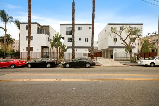 SPACIOUS 1 BED/1 BATH IN PRIME EAST HOLLYWOOD! – photo 1