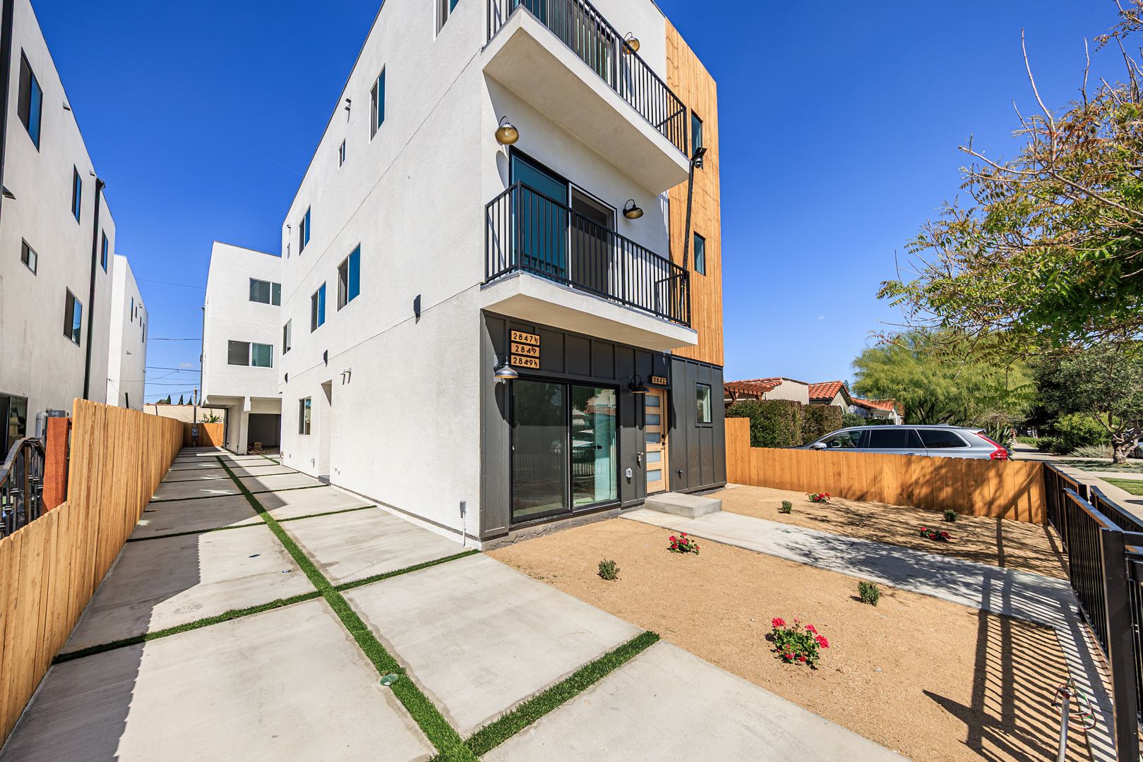 Los Angeles Apartment: 2847 S. Victoria Ave