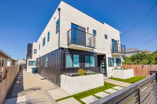 Modern 4 Bed Townhome with 2 Parking Spaces – photo 1