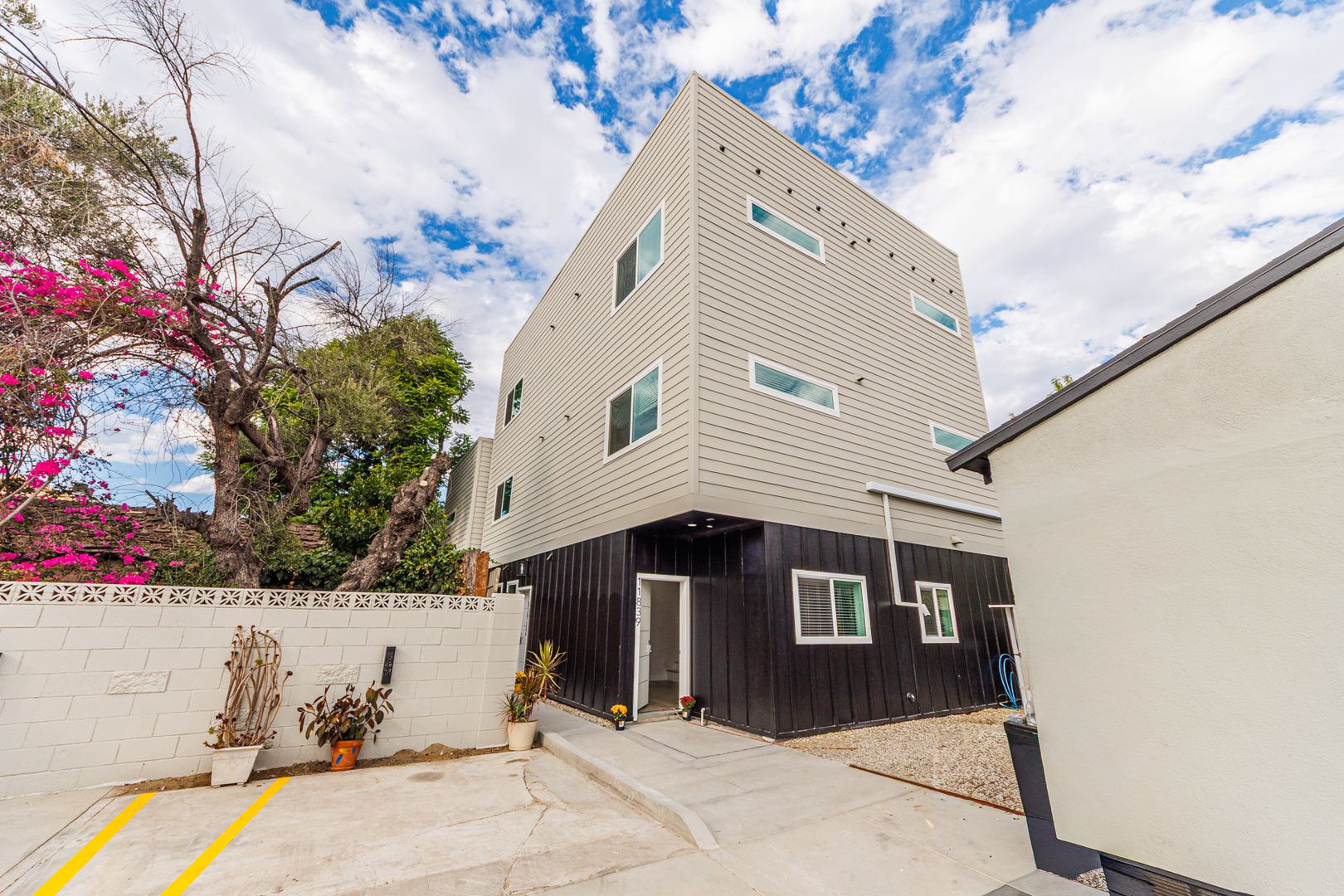 North Hollywood Apartment: 11841 Runnymede St