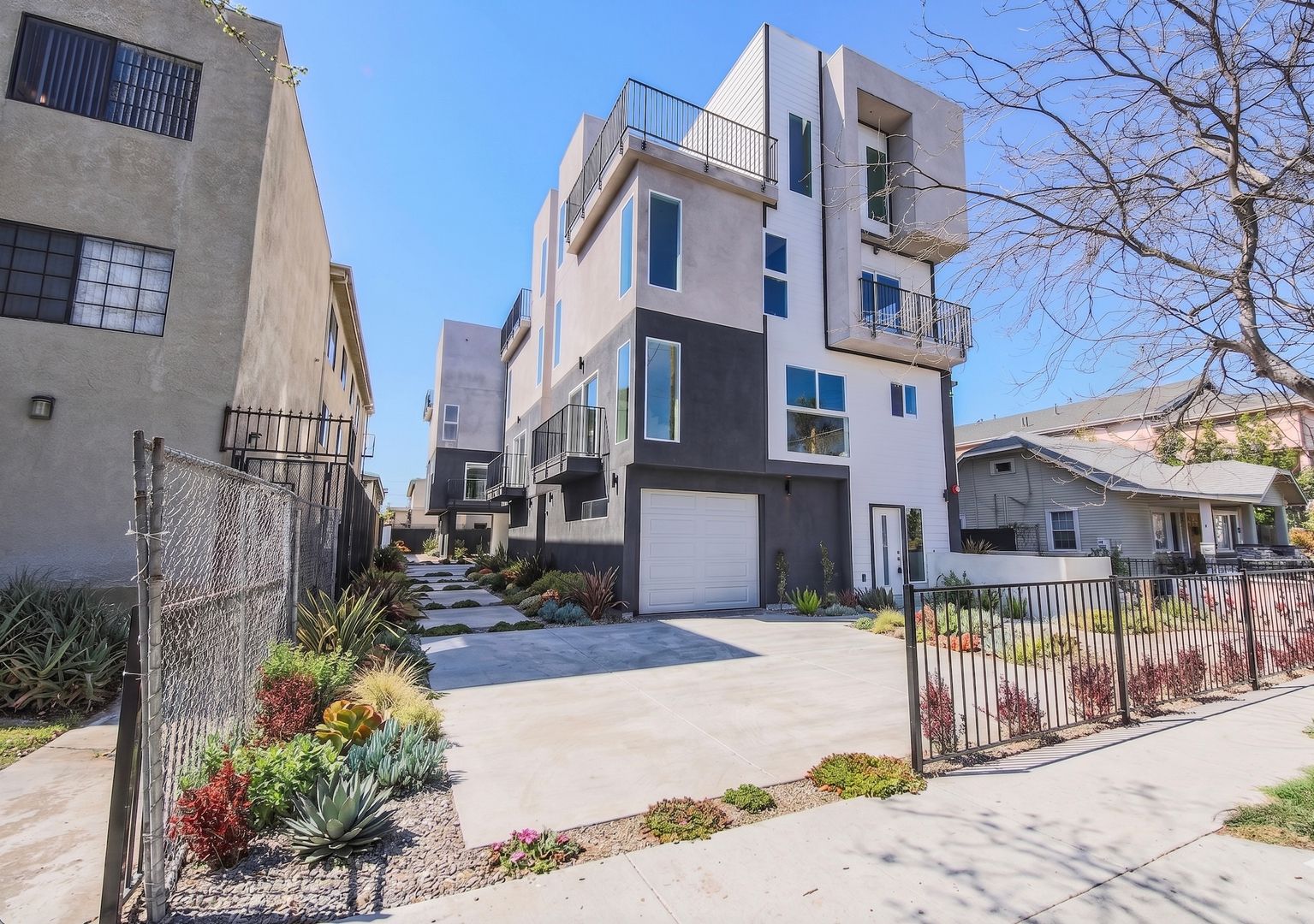 North Hollywood Apartment: 5263 Cartwright Ave