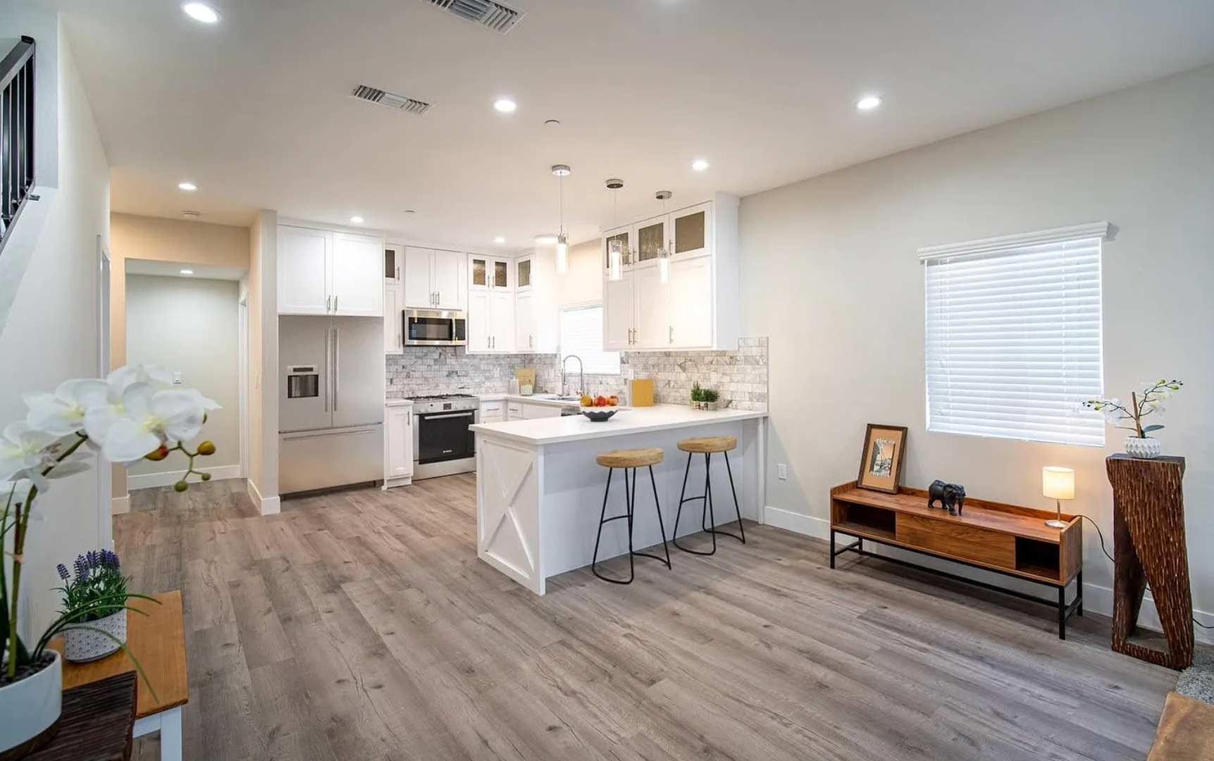 North Hollywood Apartment: 6841 Radford Ave