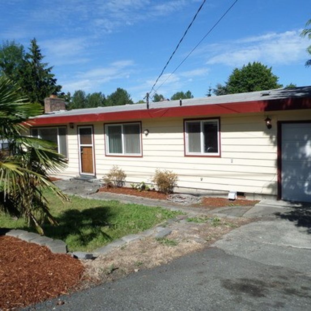 Des Moines House: 24318 16th Ave. S
