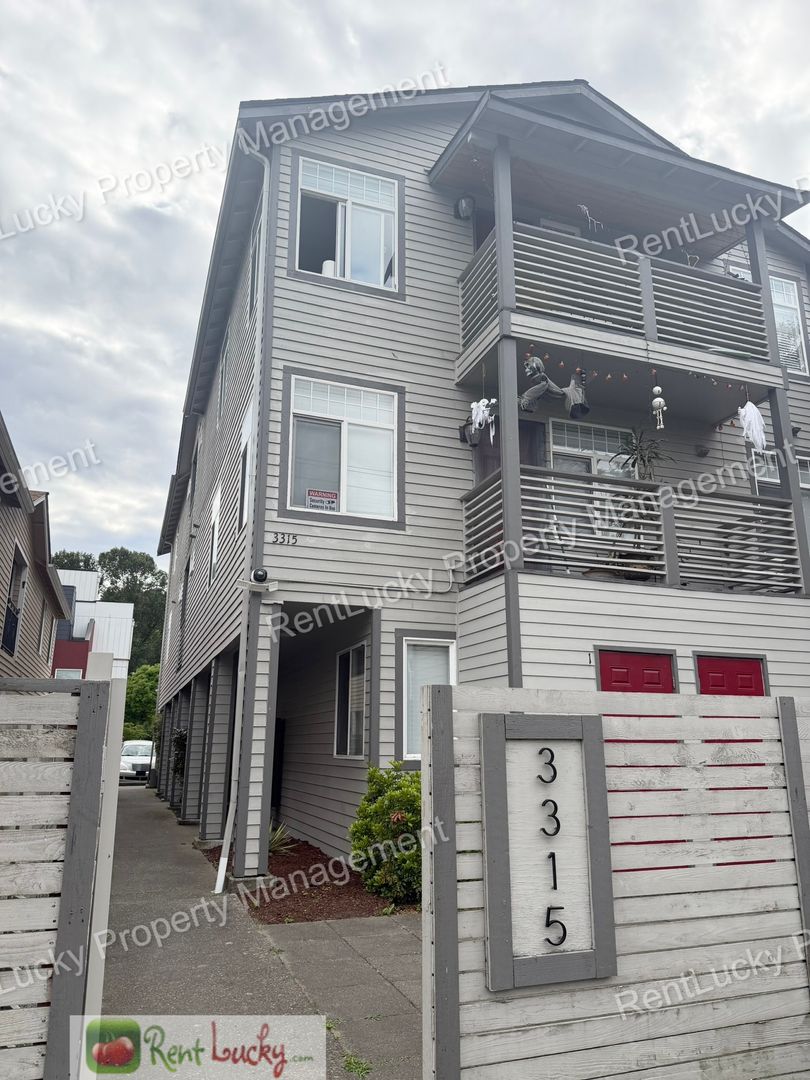Seattle Apartment: 3315 Claremont Ave S