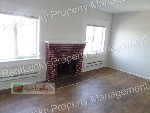 Super Cute 1-Bedroom PLUS Large Den in High Point Neighborhood!! – photo 1