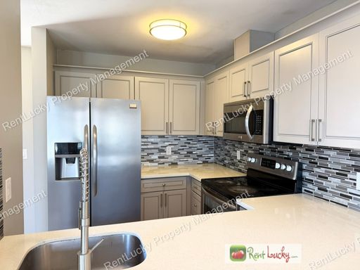 NEW PRICING! Great 2 Bedroom in Seattle w/ Extra Storage and Private Balcony! – photo 1