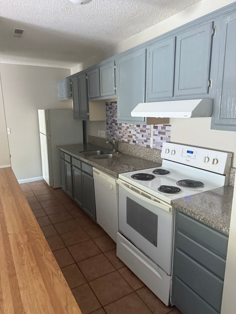 GREENSBORO Apartment: 2332 W. VANDALIA RD #D