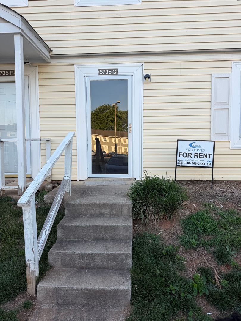 Greensboro Apartment: 5735 Brambelgate Rd