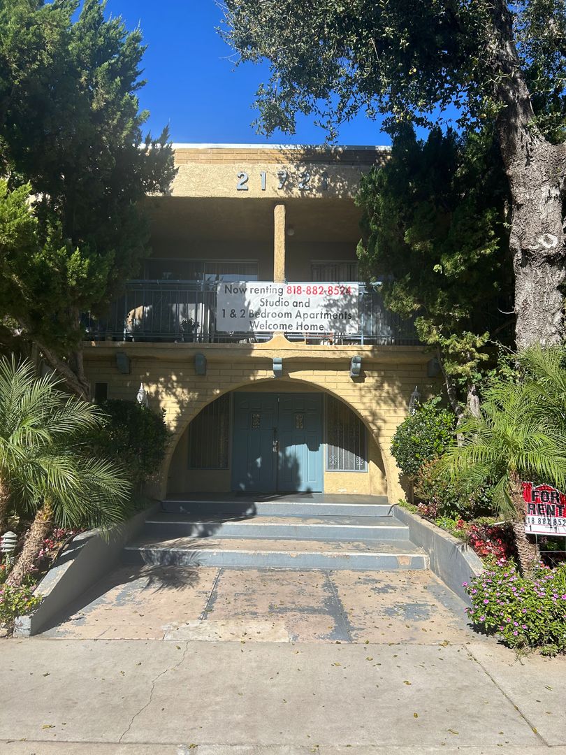 Chatsworth Apartment: 21721 Septo St.