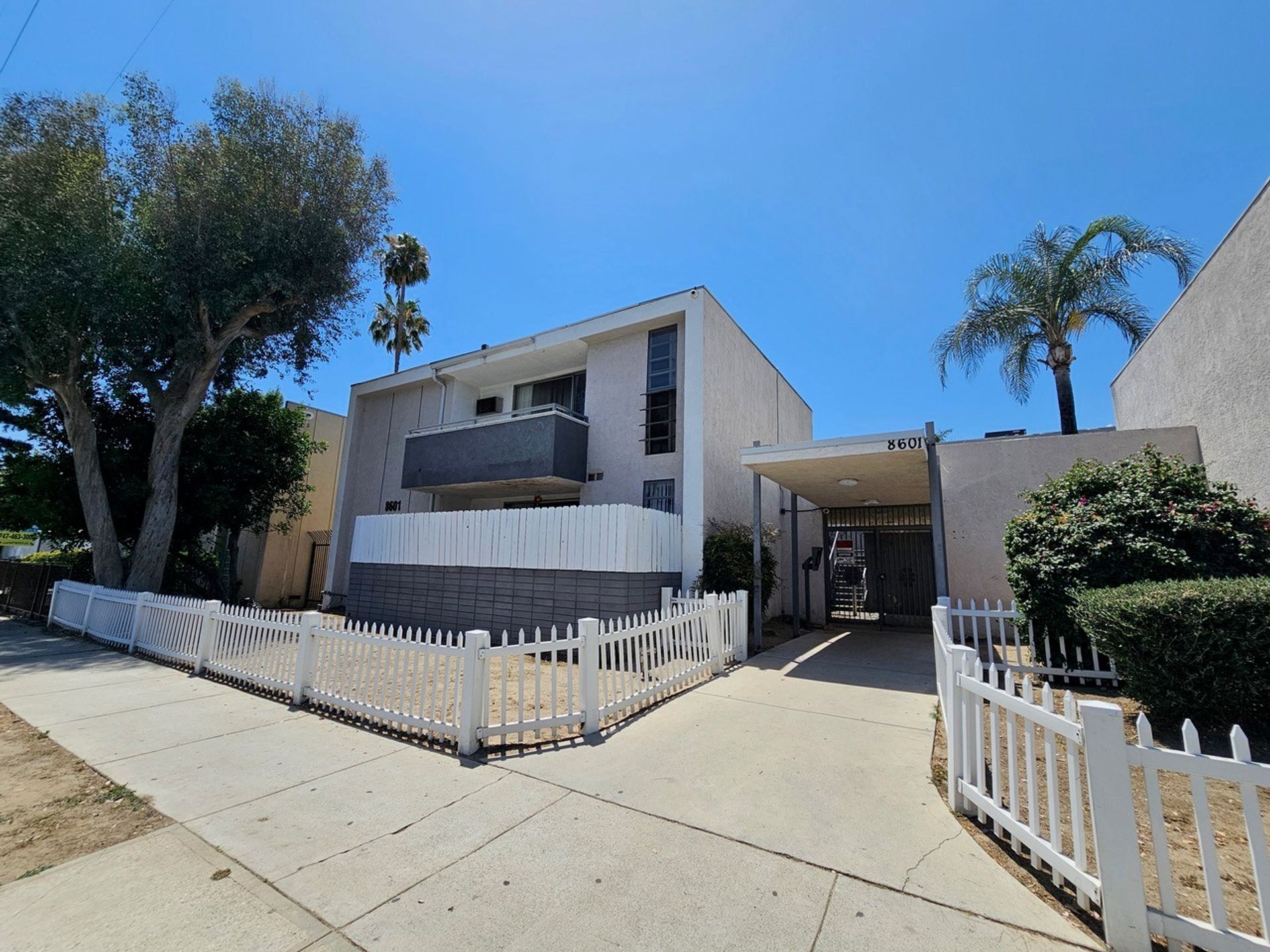 Northridge Apartment: 8601 Balboa Blvd.