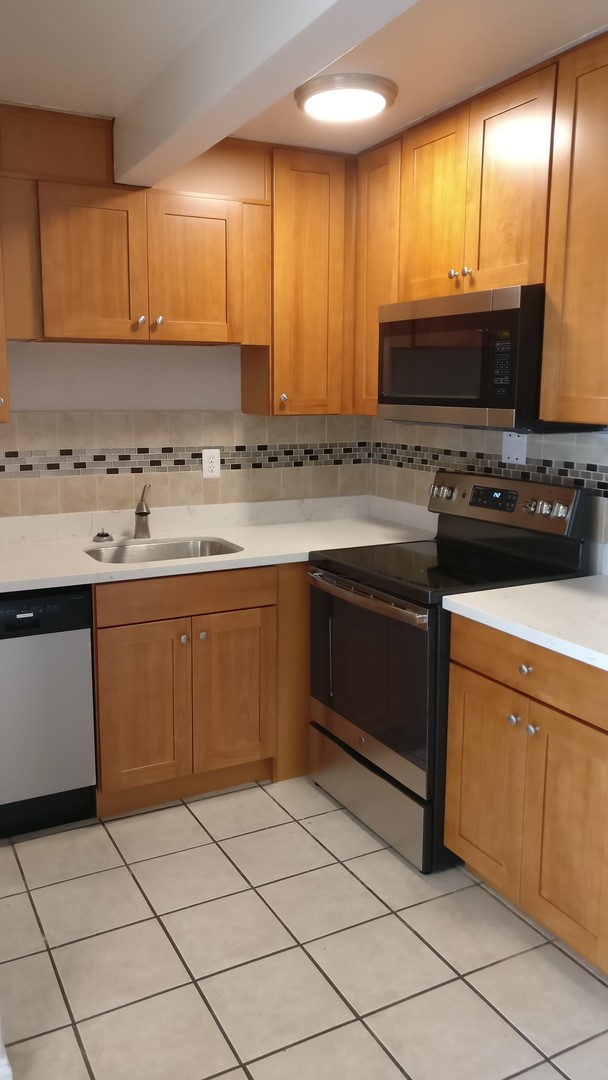 Everett Apartment: 3304 Nassau St