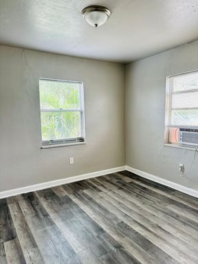 HUGE ONE BEDROOM – photo 1