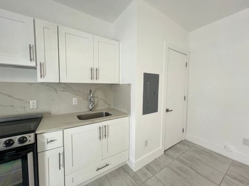 Modern Studio Living Just Steps from the Sand – South Beach Style – photo 1