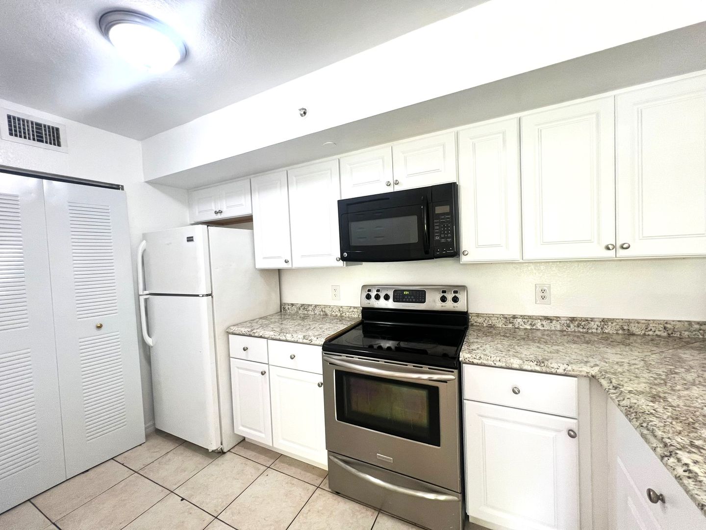 North Miami Apartment: 13780