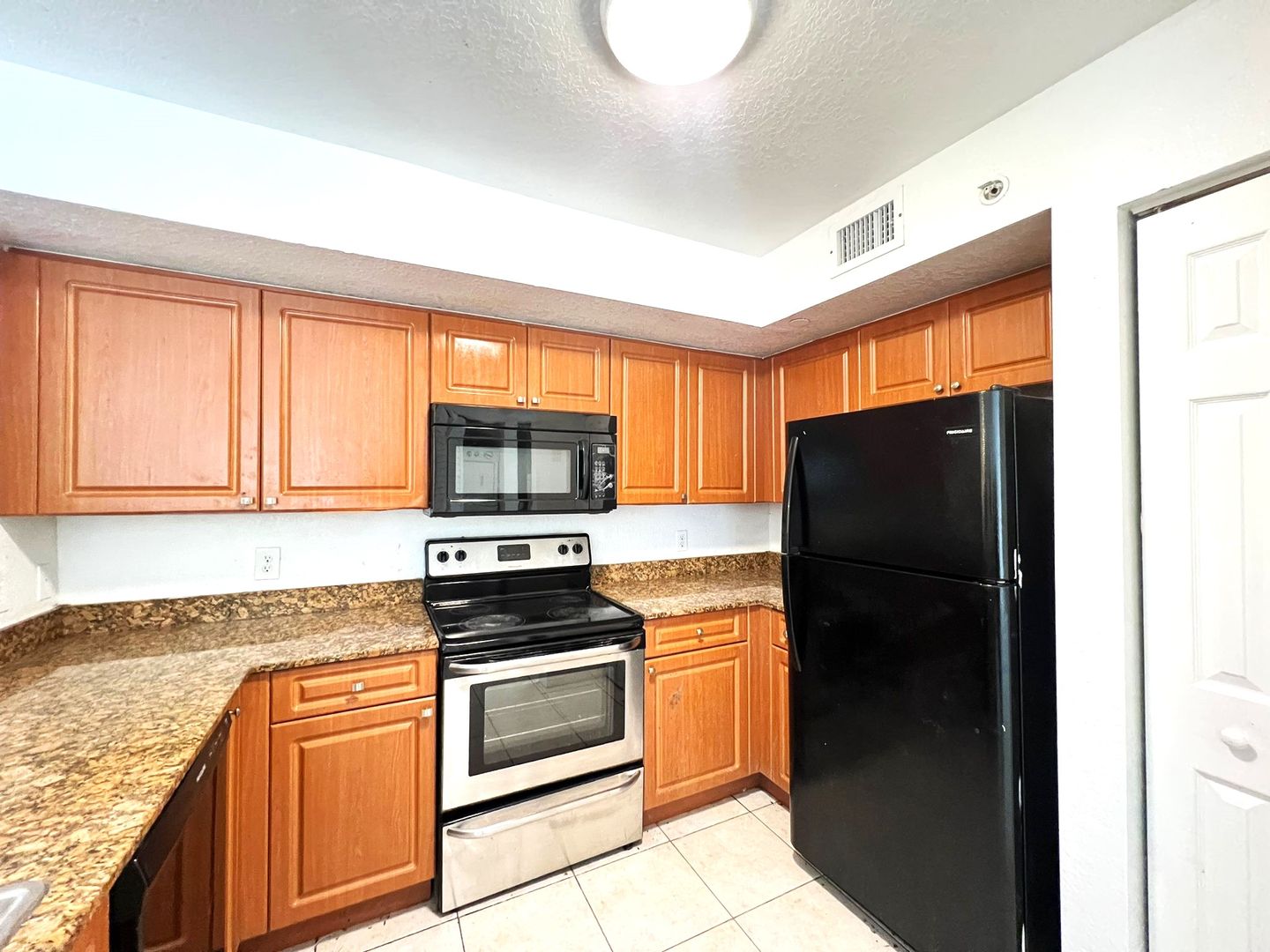 North Miami Apartment: 13780