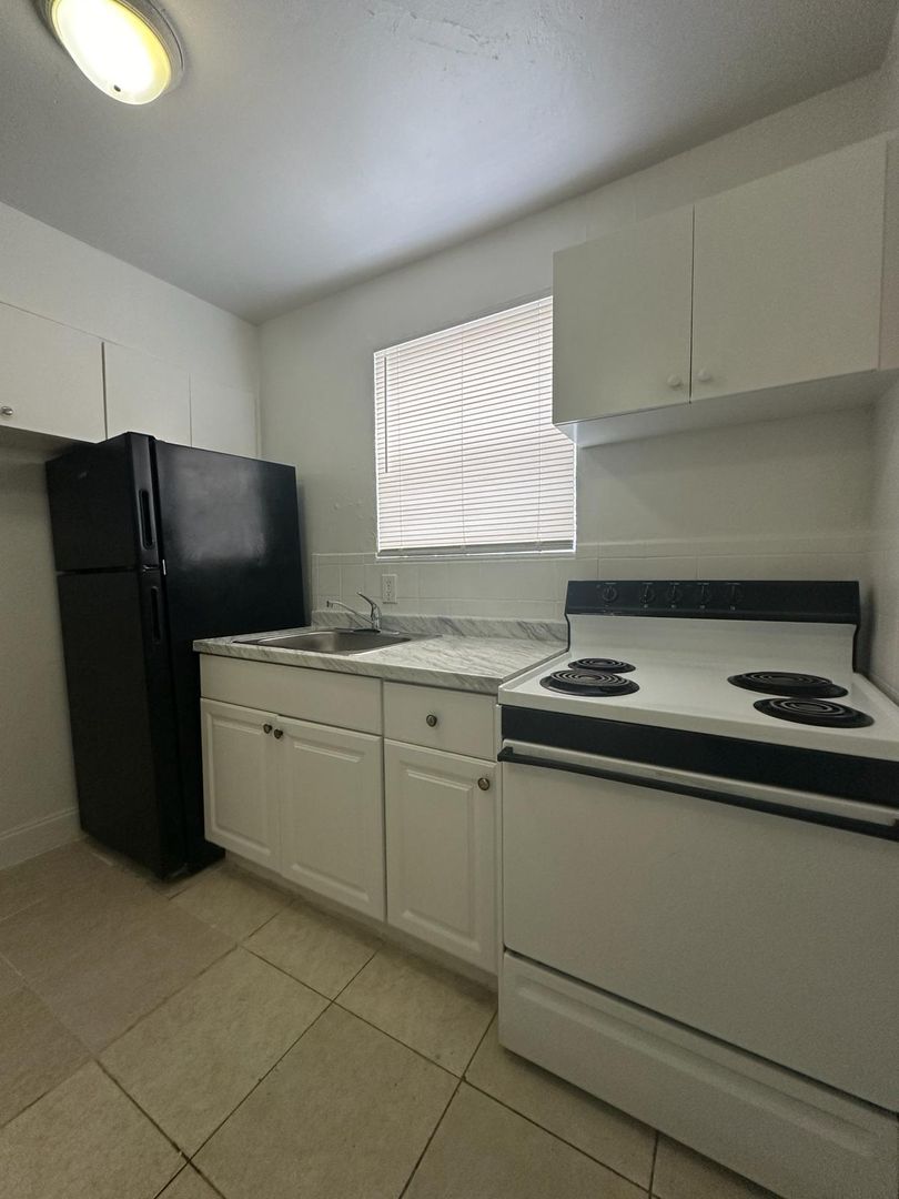 Miami Apartment: 1545 NW 8 Ave