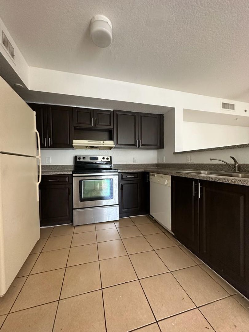 North Miami Apartment: 13780