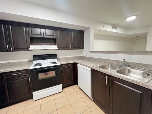 Three Bedroom Two Bathroom With Washer Dryer & Central AC – photo 1
