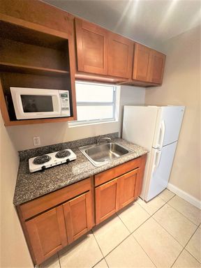 Stunning Boutique Studio Apartment Minuets From Downtown Miami & Wynwood! – photo 1